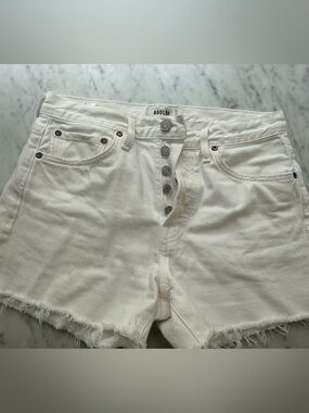 AGOLDE White High-Rise Button-Fly Denim Shorts. (Parker long). Panna cotta